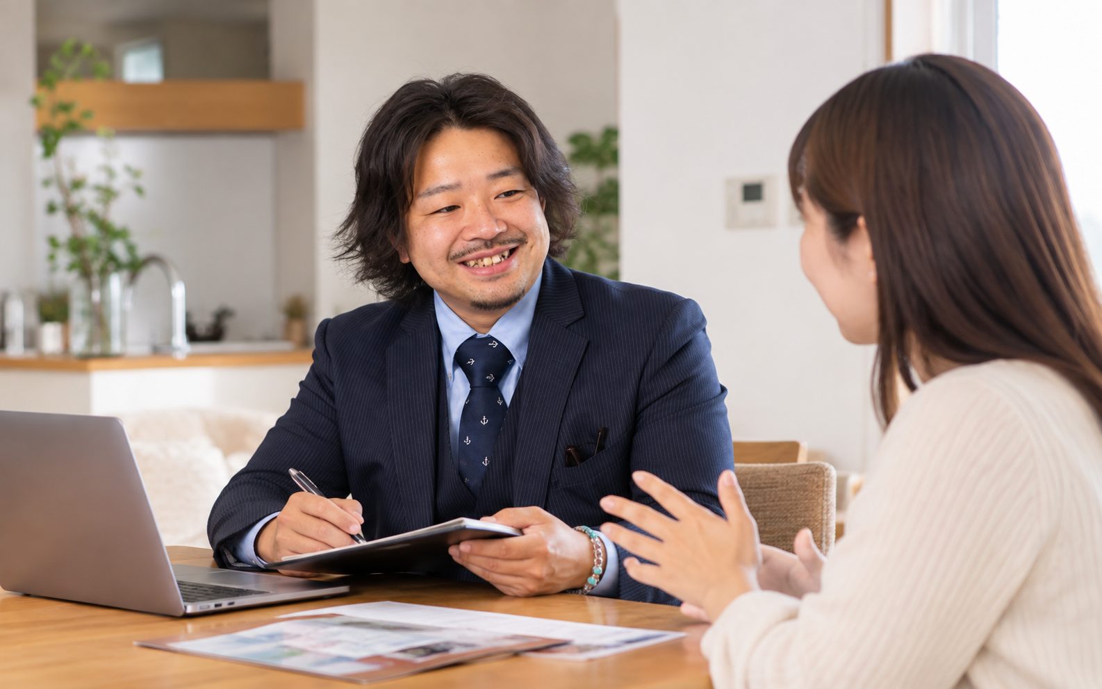 お客様の話を聞いている代表